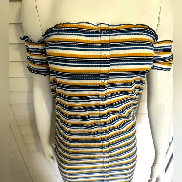 NWT BODY STRIPPED COLD SHOULDER DRESS WOMEN SIZE LARGE LARGE - Picture 5 of 10